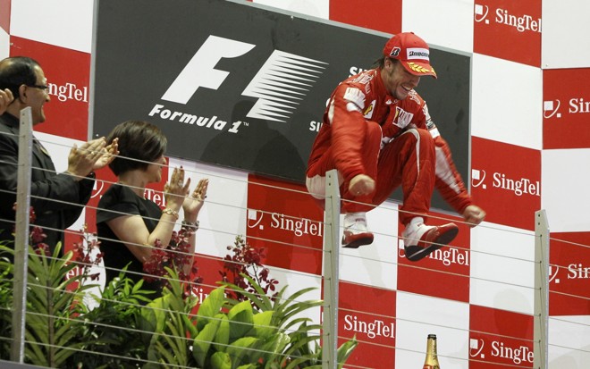Piloto espanhol Fernando Alonso comemora vitória no GP de Fórmula 1 em Cingapura. | REUTERS/Vivek Prakash