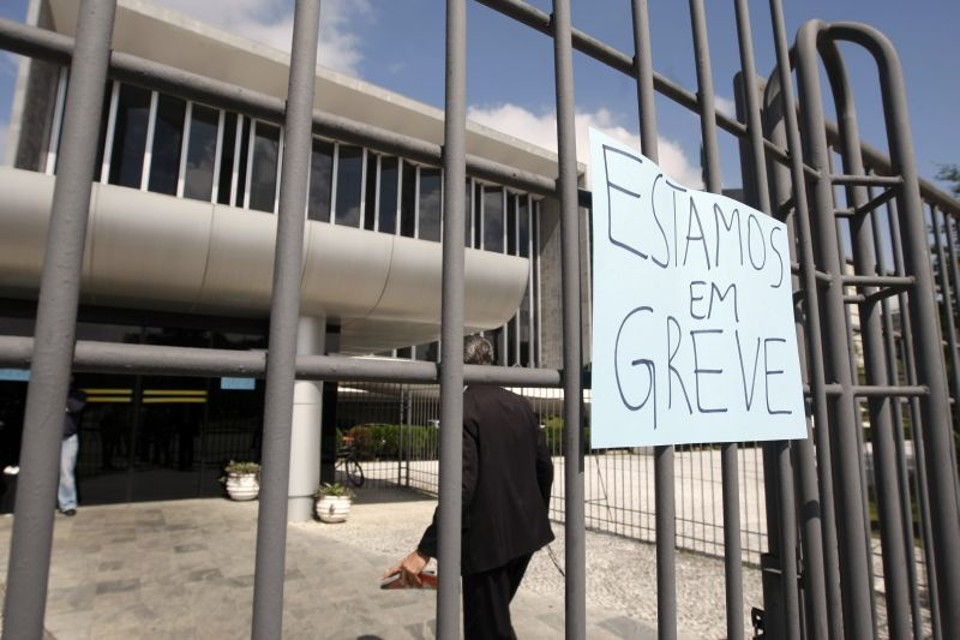 Servidores da Assembleia fazem acordo e voltam ao trabalho na terça-feira Servidores impediram a entrada de outros funcionários na Assembleia Legislativa | Daniel Castellano / Agência de Notícias Gazeta do Povo