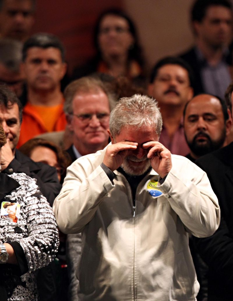 Presidente Lula se emocionou com homenagens a ele em Curitiba: esse foi o último comício dele ainda no cargo no Paraná | Albari Rosa / Gazeta do Povo