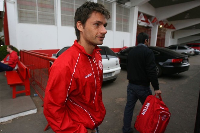 Rafael Sóbis volta de contusão, mas fica na reserva do Colorado no Grenal | 