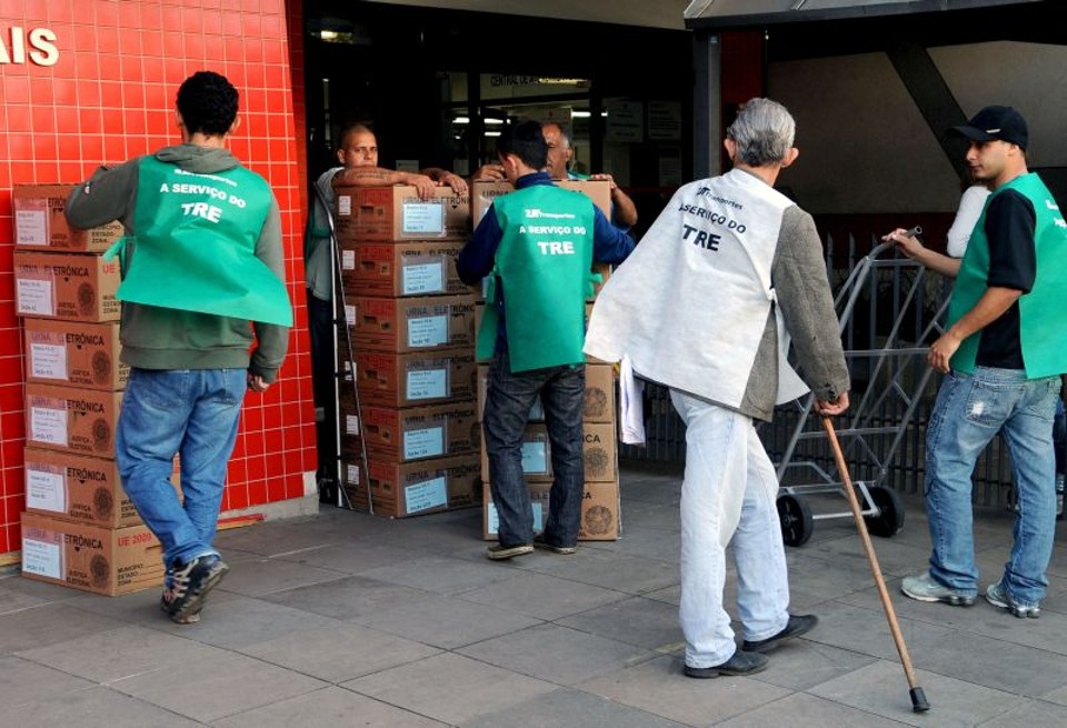Preparação das urnas: previsão é que a apuração seja concluída até a meia-noite | Wilson Dias / Agência Brasil