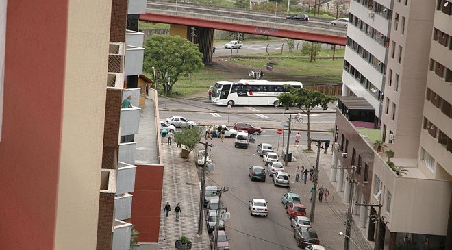 Policiais revistam torcedores na esquina da Atílio Bório com a Afonso Camargo | 