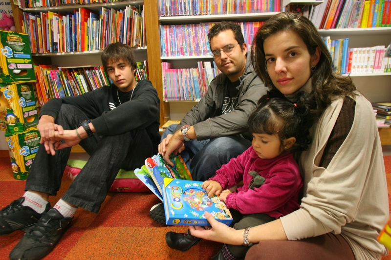 Cassiano e Danielle e os filhos Lucas e Luiza: mercado editorial cada vez mais variado garante tradição de presentear com livros | Fotos: Hugo Harada/ Gazeta do Povo