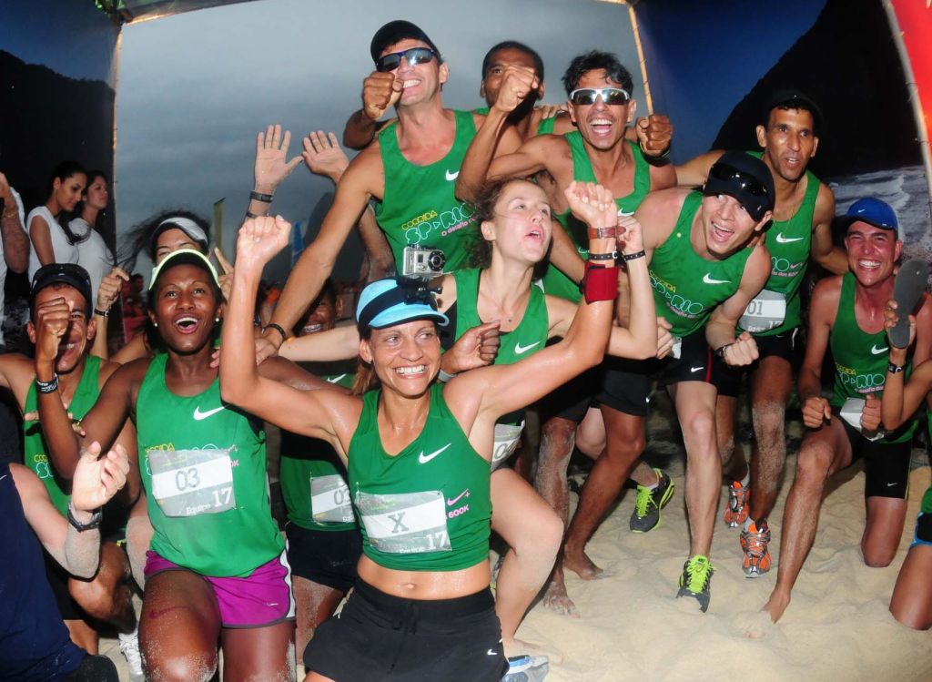 A comemoração do time vencedor na Praia de Ipanema: atletas se encontraram apenas na véspera da largada | Marcos Ribolli/Nike