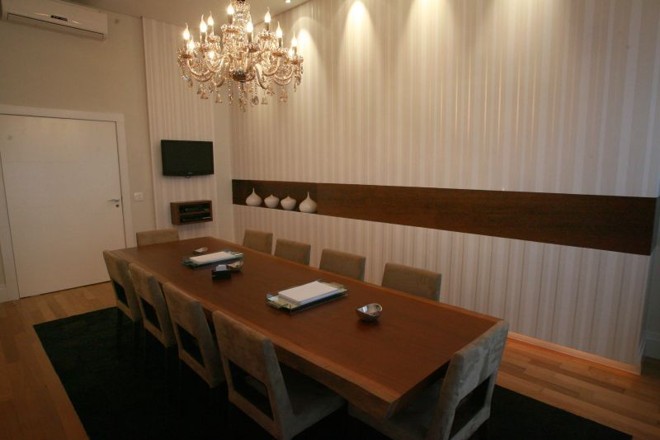O estilo sóbrio e neutro norteou a proposta da arquiteta Kethlen Ribas Durski para unificar a decoração do escritório e sala de reuniões |