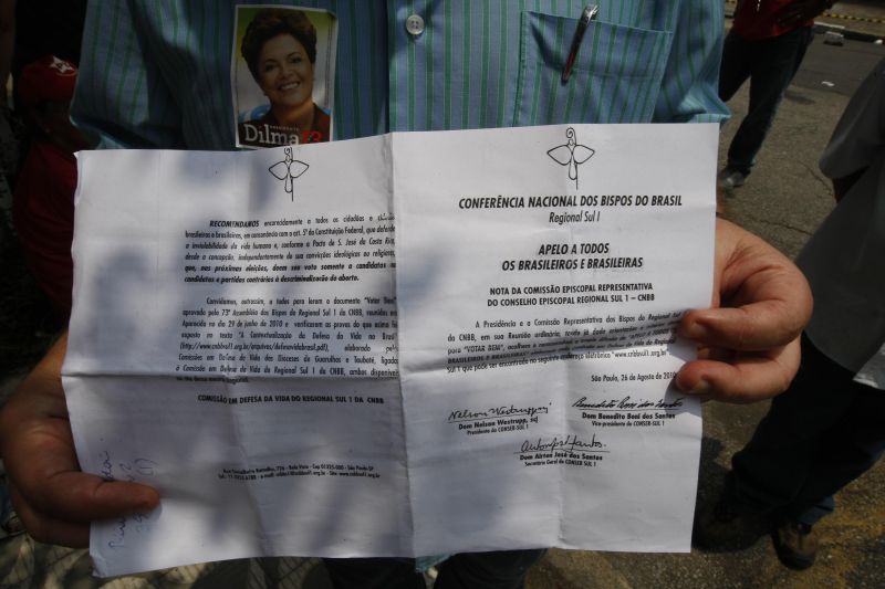 O panfleto apreendido em São Paulo: trechos de material divulgado no dia 26 de agosto pela Regional Sul 1ª da CNBB | Luiz Carlos Murauskas / Folhapress