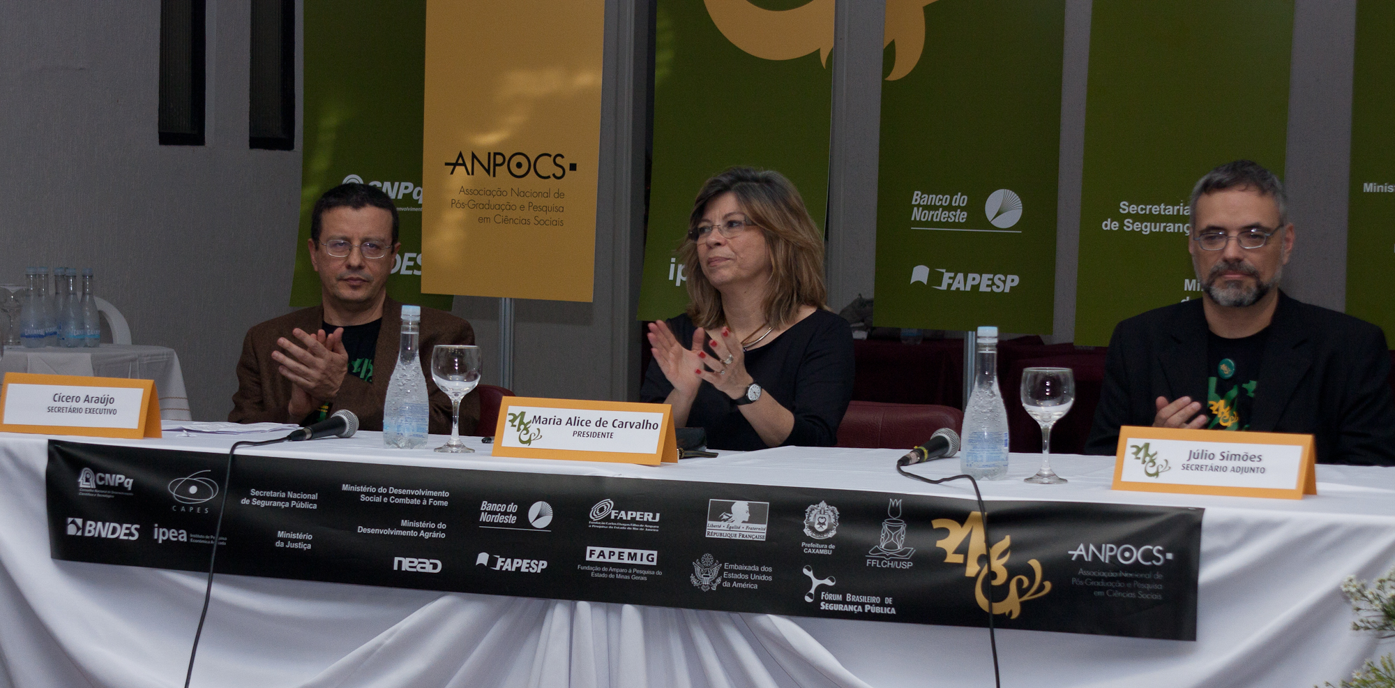 Da esquerda para direita: Cícero Araújo, secretário executivo, Maria Alice de Carvalho, presidente, e Júlio Simões, secretário adjunto da Anpocs | Divulgação ANPOCS/Cássia Xavier