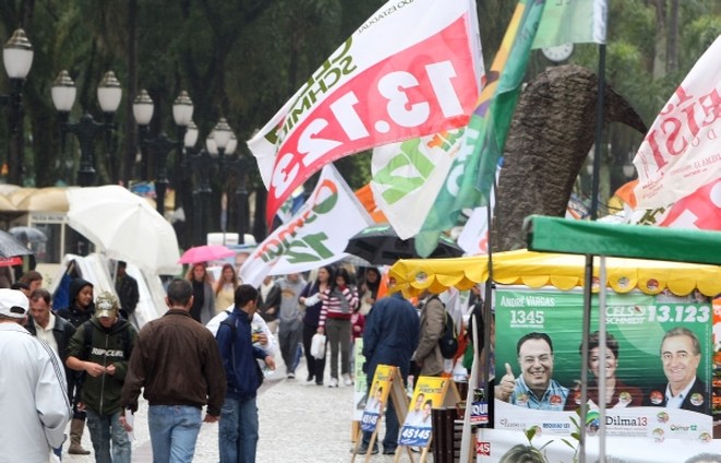 Cabos eleitorais lotam ruas -O número de cabos eleitorais de vários candidatos principalmente na Rua XV de Novembro, centro de Curitiba, foi grande na manhã deste sábado mesmo com o tempo chuvoso. Às vésperas das eleições, os