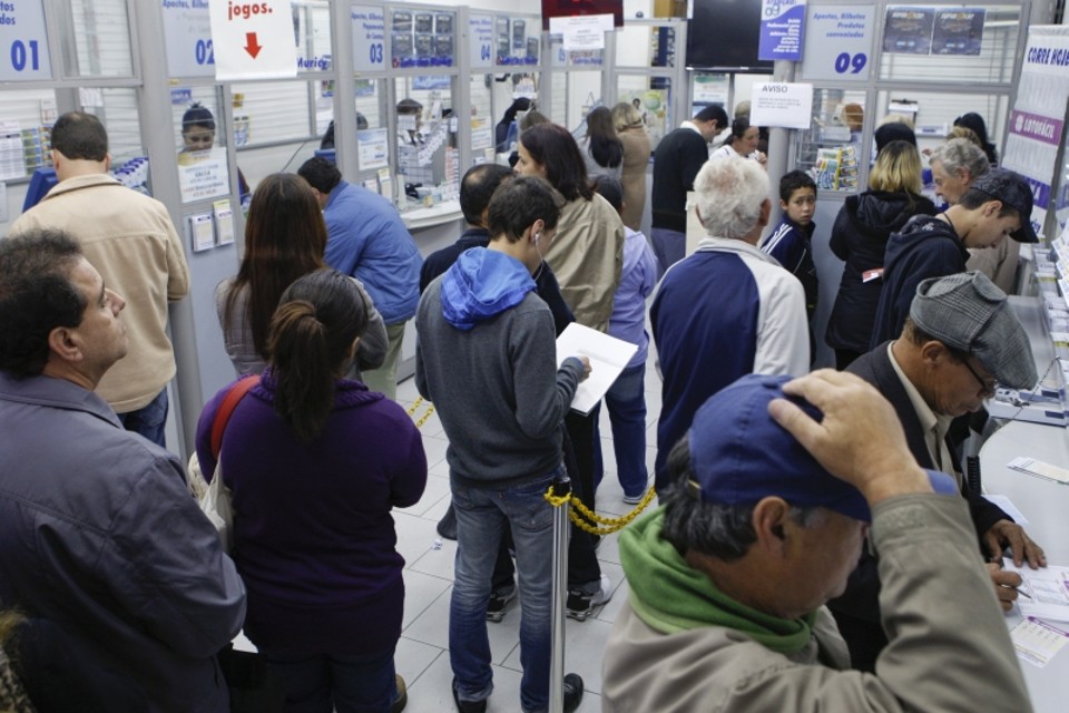 Mega-Sena e greve dos bancários têm deixado as lotéricas lotadas, em Curitiba: risco maior de assaltos | Antonio Costa/ Gazeta do Povo