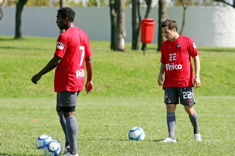 Fã de música sertaneja, Branquinho (direita) admite que sonha em jogar na Europa: jogador tem contrato até 2012 com o Atlético | Antonio More/Gazeta do Povo