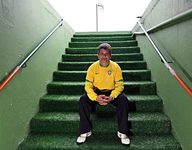 Ney Franco no túnel de entrada das equipes do Couto Pereira. Treinador veste a camisa da seleção em busca da vaga olímpica |