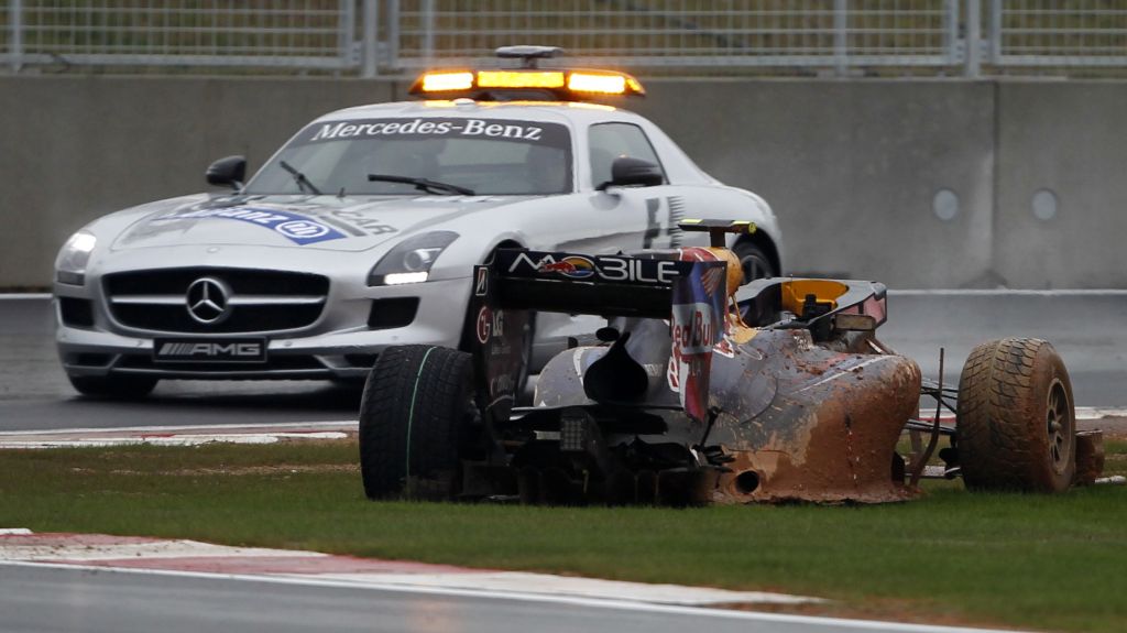 O australiano Mark Webber errou e bateu a sua Red Bull, mas segue na frente do companheiro Sebastian Vettel no campeonato | Toru Hanai/Reuters