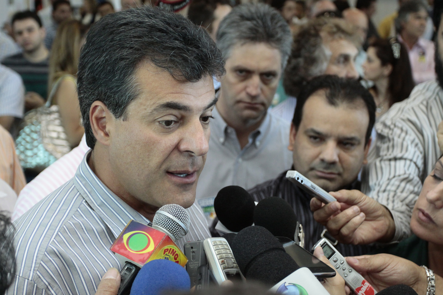 Richa concedeu entrevista no Aeroporto de Maringá. Nos próximos dias, viajará com Serra para MT, GO e BA | Ivan Amorin/Gazeta Maringá