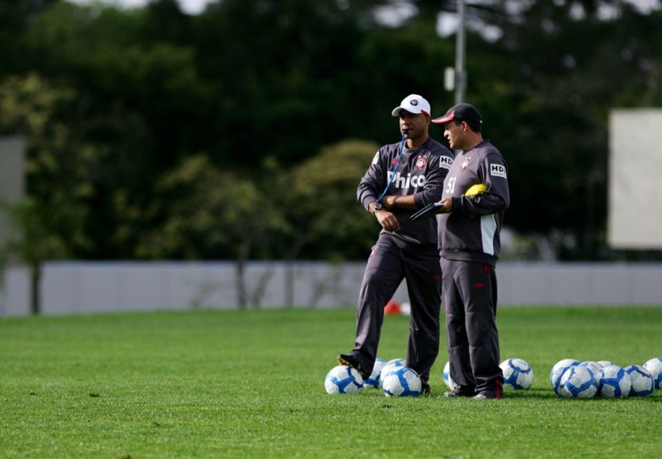 Sem tempo a perder O técnico atleticano Sérgio Soares ouve o auxiliar Leandro Niehues, que estará ao seu lado hoje, durante rápida atividade dos jogadores no centro de treinamentos do Caju | Antonio More/Gazeta do Povo