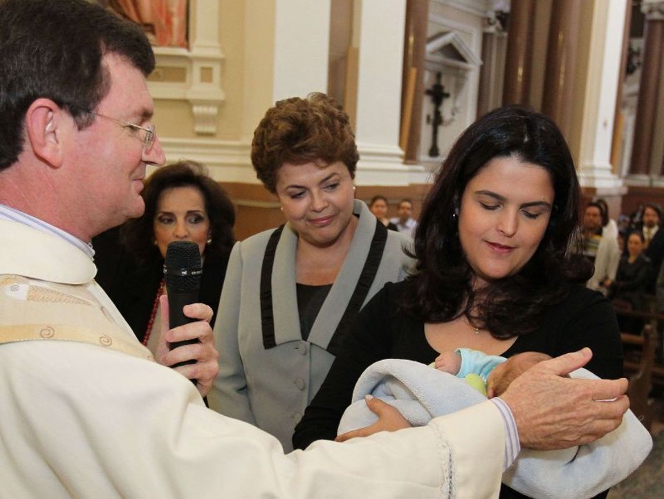 Dilma Rousseff  (ao centro) no batizado do neto, em Porto Alegre: cerimônia foi realizada às vésperas da eleição e em meio a críticas que ela vem recebendo de lideranças religiosas católicas e evangélicas devido a sua posição sobre o aborto | Roberto Stuckert Filho