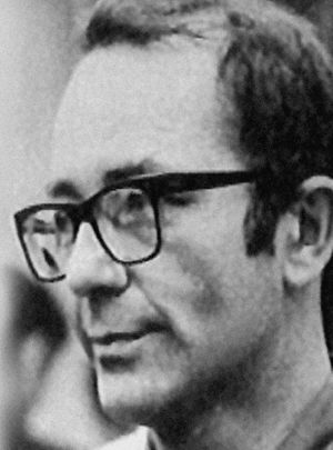 Em 1964, decidi que, de todos os meus ofícios terrestres, o violento ofício de escritor era o que mais me convinha. Mas não vejo nisso uma determinação mística. Na realidade, fui levado e trazido pelos tempos; poderia ter sido qualquer coisa, ainda hoje há momentos em que me sinto disponível para qualquer aventura, para começar de novo, como fiz tantas vezes.
Rodolfo Walsh (1927-1977), escritor | Divulgação