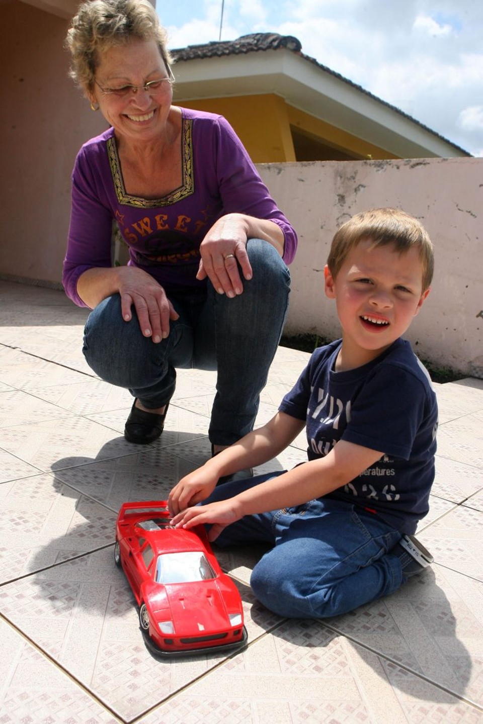Até os 3 anos, escola é lugar de alerta Enzo, de quase 4 anos, com a avó Yolanda Gevard: depois que saiu da escola deixou de pegar uma doença atrás da outra | Priscila Forone/Gazeta do Povo