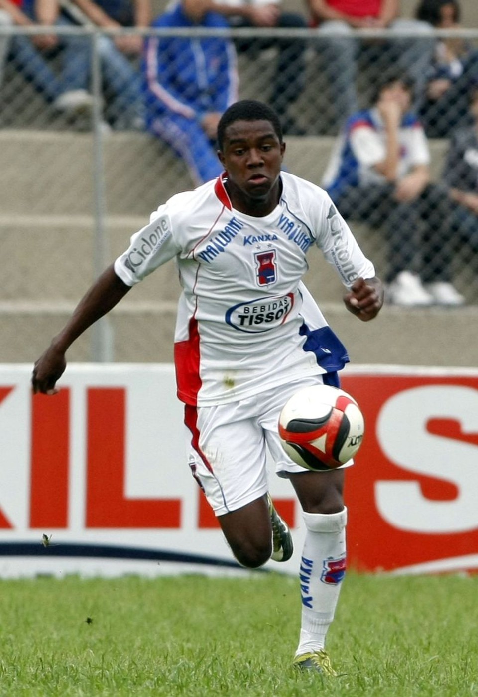 Cavalo quer lançar Kelvin com calma O jovem Kelvin chutou uma bola no travessão no sábado, contra o Brasiliense | Daniel Castellano/Gazeta do Povo