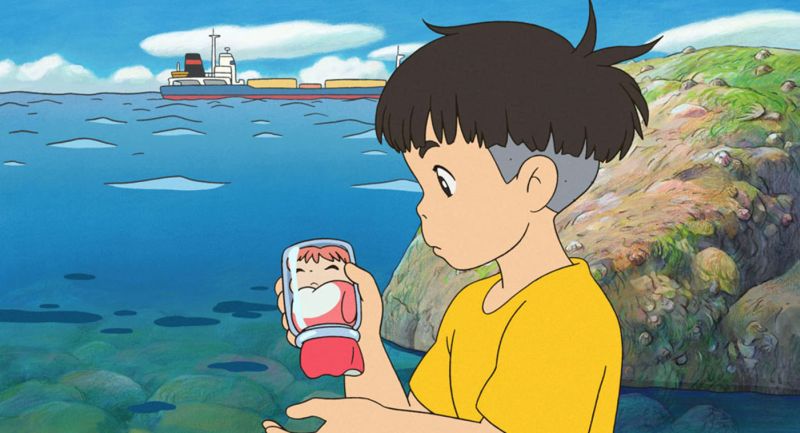 Na história de Ponyo Uma Amizade Que Veio do Mar, menino salva um peixinho dourado e cria uma amizade para sempre |