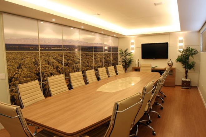 A designer de interiores Mônica Becker utilizou na decoração do ambiente corporativo elementos que remetem ao ramo de atuação da empresa |