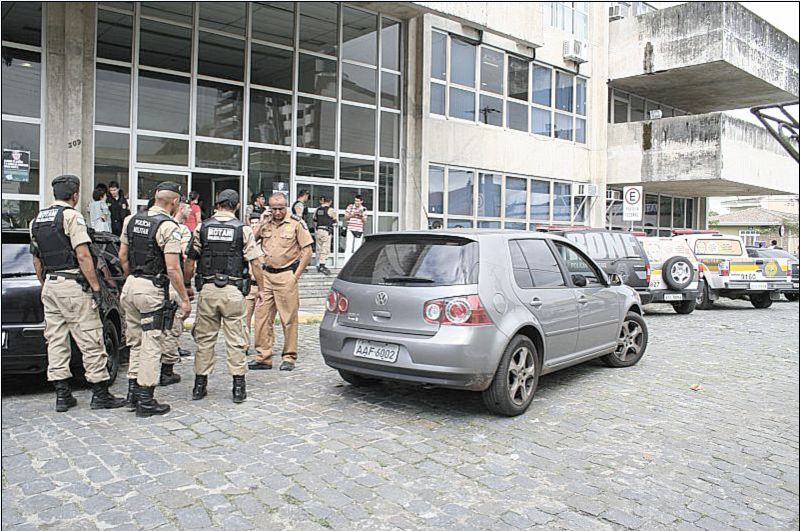 Policiais cumprem mandados de prisão no Porto na quarta-feira, dia da operação: total de presos chegou a 71 ontem | Bianca Marchini/Gazeta do Povo