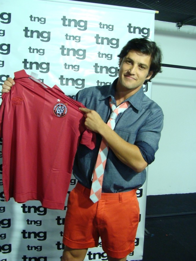 O ator curitibano Alexandre Slaviero ganhou uma camisa social do Atlético Paranaense, do qual é torcedor fanático, antes de desfilar para a TNG no Crystal Fashion, na noite de terça-feira. O mimo foi uma ação do departamento de Marketing do Furacão | 