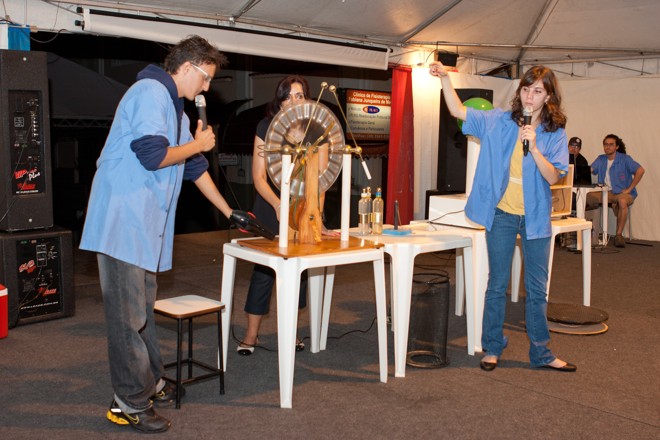 Estudantes da USP apresentam show com experiências científicas | 