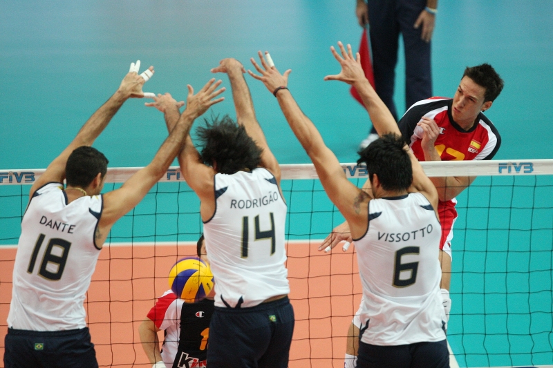 O paranaense que joga pela Espanha, Marlon Palharini, tenta uma cortada frente ao bloqueio da seleção brasileira | FIVB