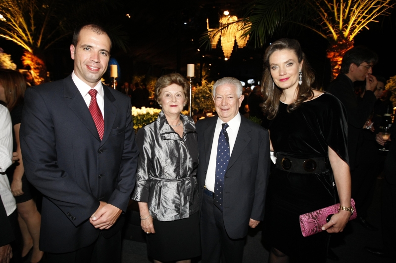 Os vice-presidentes do GRPCom, Mariano Lemanski e Ana Amélia Filizola, com o casal Lígia Maria e Dilmar Abílio Archegas (ao centro), no coquetel de inauguração da exposição em comemoração aos 50 anos da RPC TV. O evento foi ontem à noite, na sede da emissora, nas Mercês | Pedro Serápio/ Gazeta do Povo