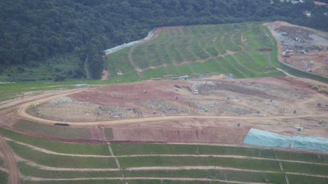 O aterro sanitário da Caximba, visto de cima, só poderá receber lixo até o próximo dia 31: concorrência turbulenta mantém o futuro do lixo de Curitiba e região metropolitana indefinido | Divulgação