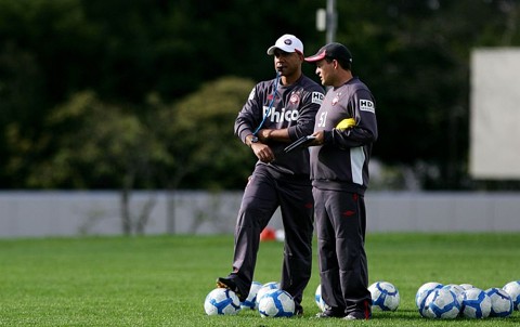 Soares mexe pouco no Atlético que enfrenta o Vasco Sérgio Soares (de boné branco) troca informações com o auxiliar Leandro Niehues (com o agasalho número 51) sobre características dos jogadores: troca de ideias ajudará a acelerar a adaptação do novo treinador | Antonio More / Agência de Notícias Gazeta do Povo