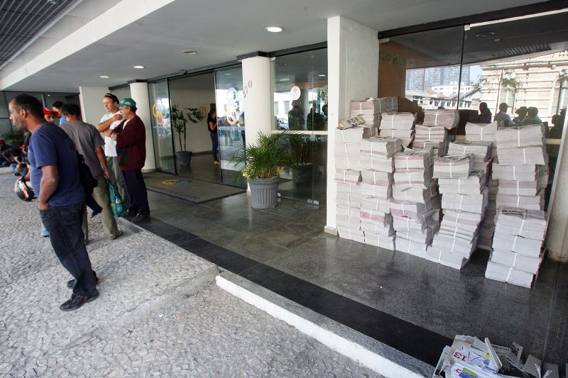 Jornais contra José Serra foram retirados de dentro do Centro de Convenções, onde a ministra do Desenvolvimento Social participava de um evento, e colocados na porta | Hedeson Alves / Gazeta do Povo