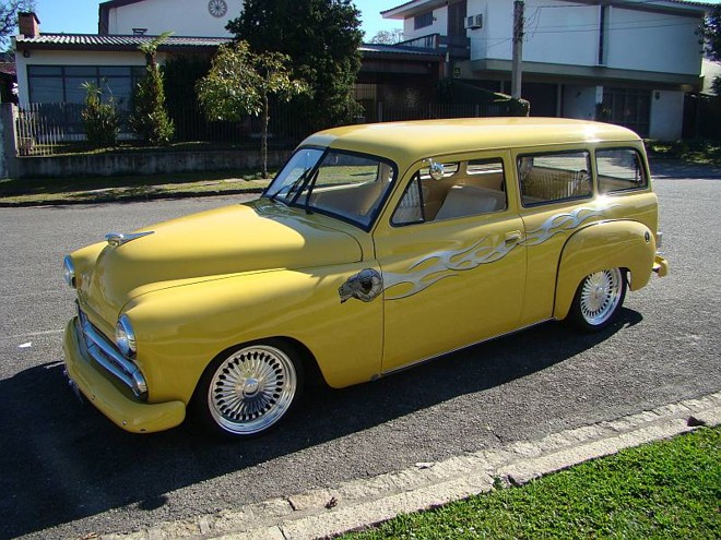 Dodge Kingsway SW 1952. Esta perua do passado traz um motor 6 cilindros 250s. As rodas aro 18 foram emprestadas da picape Chevrolet Colorado Custom |