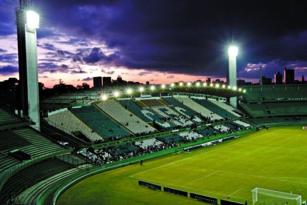 Nova iluminação do Couto é inaugurada- O Coritiba inaugurou ontem o novo sistema de iluminação do Couto Pereira com um treino aberto para a torcida. Segundo o clube, 2.108 sócios estiveram presentes, porém, devido à rotatividade, era possível ver cerca de 500 torcedores no setor das cadeiras, que aplaudiram principalmente o técnico Ney Franco. Com a troca dos 118 projetores de luz do estádio, o que não ocorria há 30 anos, a luminosidade, dependendo do lugar do campo, aumentou em até seis vezes. Hoje mais dez focos de luz devem ser instalados. De ponto negativo no treino, apenas o atacante Marcos Aurélio, que saiu carregado de campo. Porém, de acordo com o Coxa, ele sofreu só um pisão no pé, o que não é grave | Antônio Costa/ Gazeta do Povo
