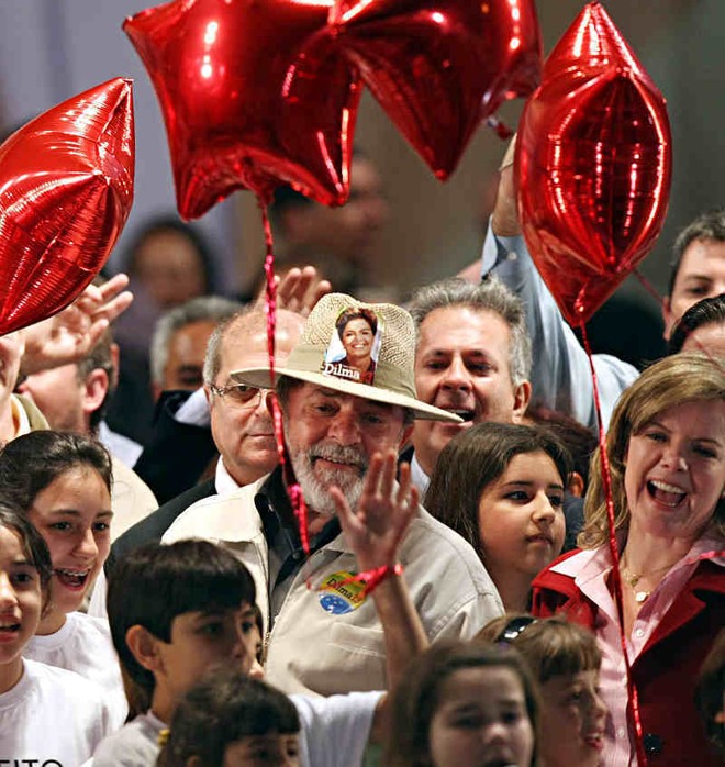 No comício realizado na noite de terça-feira, Lula disse que o Paraná não pode permitir que o país desça 