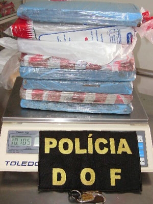 Adolescente foi detida com dez quilos de droga em Ponta Porã | Foto: Divulgação/DOF