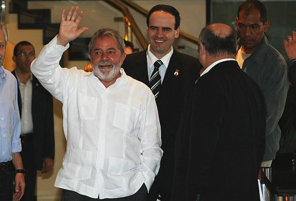 Ao sair do hotel, Lula parou para tirar fotos com funcionários da empresa Votorantin, que participavam de um evento no local. Alguns simpatizantes chegaram a puxar um Parabéns para você | Aniele Nacimento/Gazeta do Povo