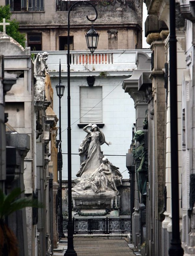 O cemitério da Recoleta onde jaz Eva Perón, personagem que inspirou o conto