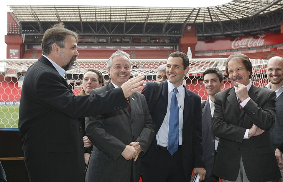Curitiba recebe visita de arquiteto da FIFA Carlos de la Corte, arquiteto do COL (de gravata azul), é recebido por (da direita para a esquerda) Derosso, Márcio Celso Cunha e Algaci Túlio | Daniel Castellano / Agência de Notícias Gazeta do Povo