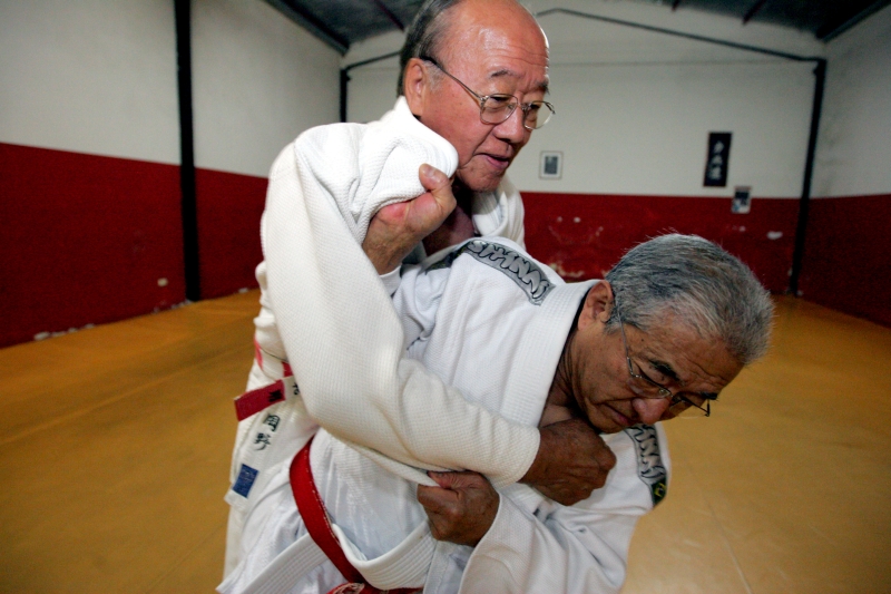 Liogi Suzuki, 67 anos, aplica um golpe em Yoshihiro Okano, de 72 anos: vida dedicada ao judô | Gilberto Abelha/Jornal de Londrina