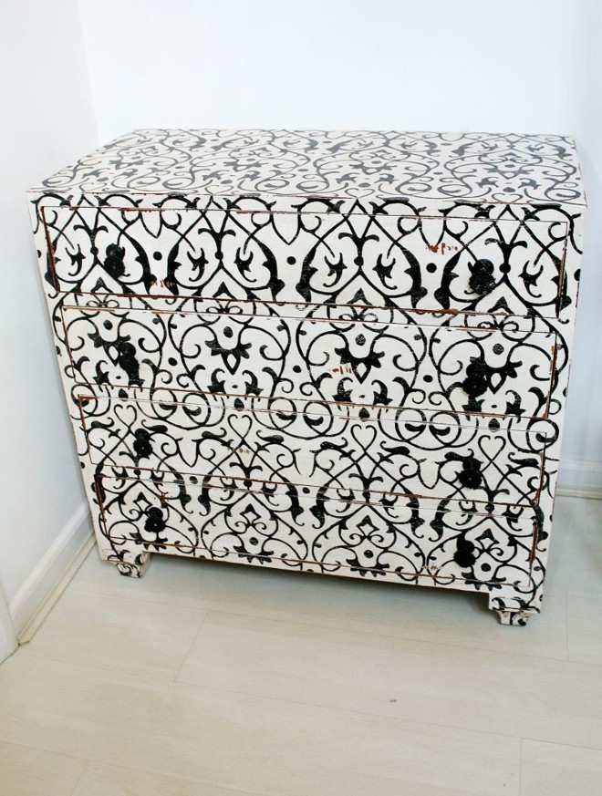 Cômoda de linhas retas e grafismo com toque clássico, da Studio Casa. Preço sob consulta | 