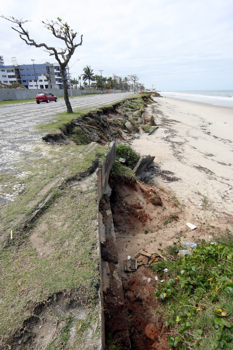 Ressaca causa estragos em Matinhos: recuperação da orla custará R$ 30 milhões | Valterci Santos/Gazeta do Povo