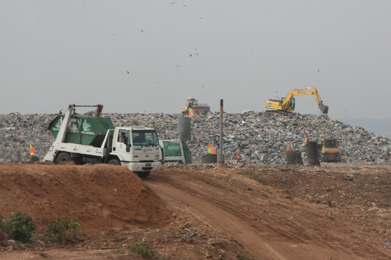 O aterro da Caximba tem permissão para funcionar apenas até 31 de outubro. Depois disso, as 2,5 mil toneladas de lixo geradas diariamente por Curitiba e mais dezenove municípios da região serão depositadas em um aterro temporário | Aniele Nascimento/Gazeta do Povo