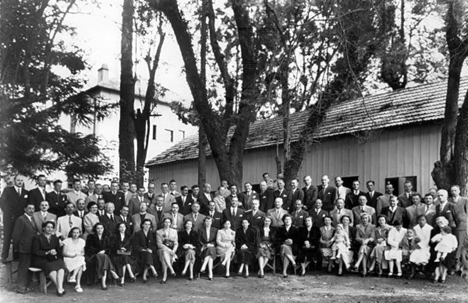Grupo formado de participantes de uma churrascada na Cruzeiro, ao lado do barracão onde funcionava o refeitório, em 17 de abril de 1951. Infelizmente, não tenho a informação de onde seria tal grupo de pessoas |