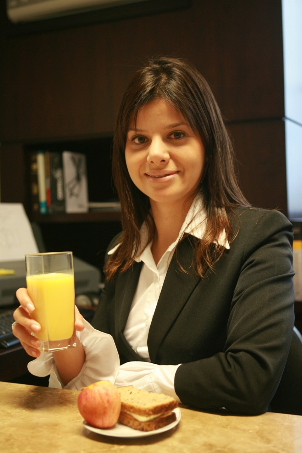 Renata Bertolini Braga não abre mão do café da manhã: quando está atrasada, leva lanche para o escritório | Aniele Nascimento/Gazeta do Povo