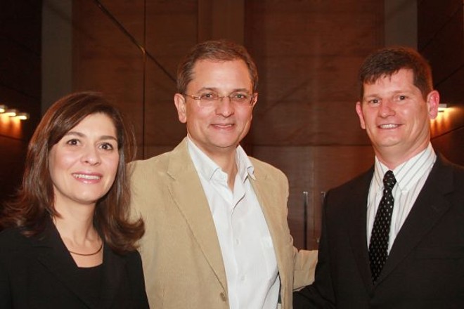 O arquiteto Flávio Schiavon (ao centro) com o casal Susane e Jaime Nissel Filho, anfitriões do coquetel de inauguração do Residencial NeuHaus, primeiro empreendi­­mento da Neubau Incorporações em Curitiba. Schiavon é o responsável pelo proje­­to arquitetônico. O evento foi na última quinta-feira, na Rua Saint Hilaire, na Água Verde | 