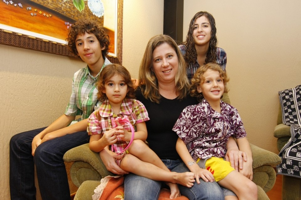 Invisíveis, parteiras pedem inclusão no SUS Adélia com os filhos Pedro, Julia, Helena e Francisco: ela quer ajudar outras mulheres a terem filhos em casa | Hugo Harada / Gazeta do Povo