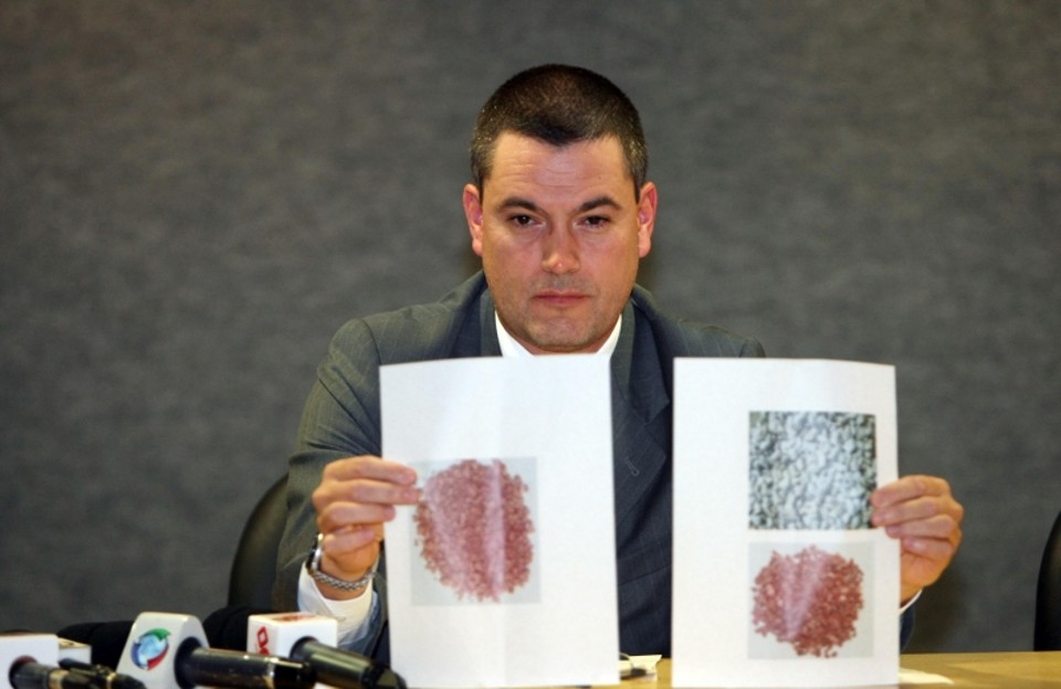 A operação foi um sucesso, principalmente porque chegamos até os receptadores.
Maurício Valeixo, superintendente da PF no Paraná. Na foto, ele demonstra como pedras de fertilizante eram substituídas por pedras adulteradas | Albari Rosa / Gazeta do Povo
