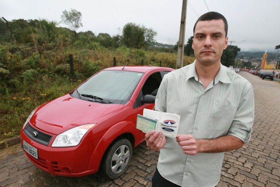 Defeito em produto tem prazo para ser informado O vigilante Carlos de Souza Carvalho: carro zero veio com muitos problemas | Ivonaldo Alexandre/ Gazeta do Povo