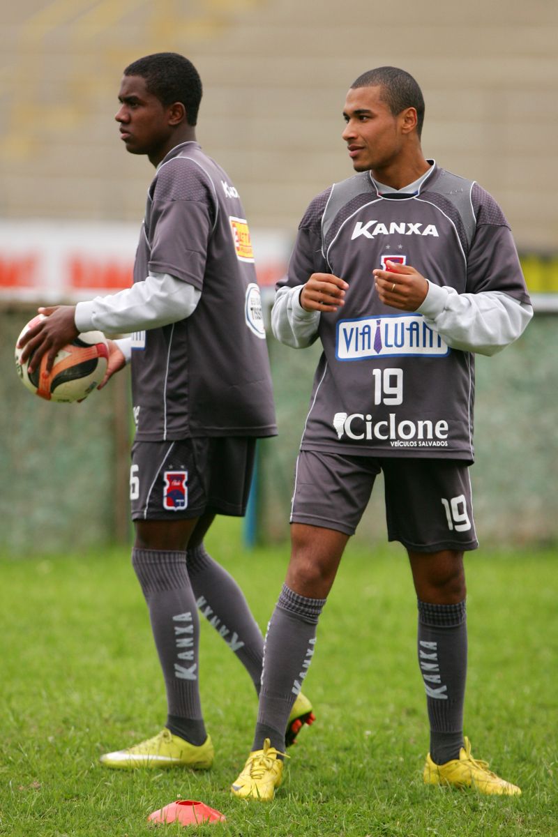 Os jovens Kelvin e Henrique já treinam com o elenco profissional do Tricolor | Antonio More/Gazeta do Povo